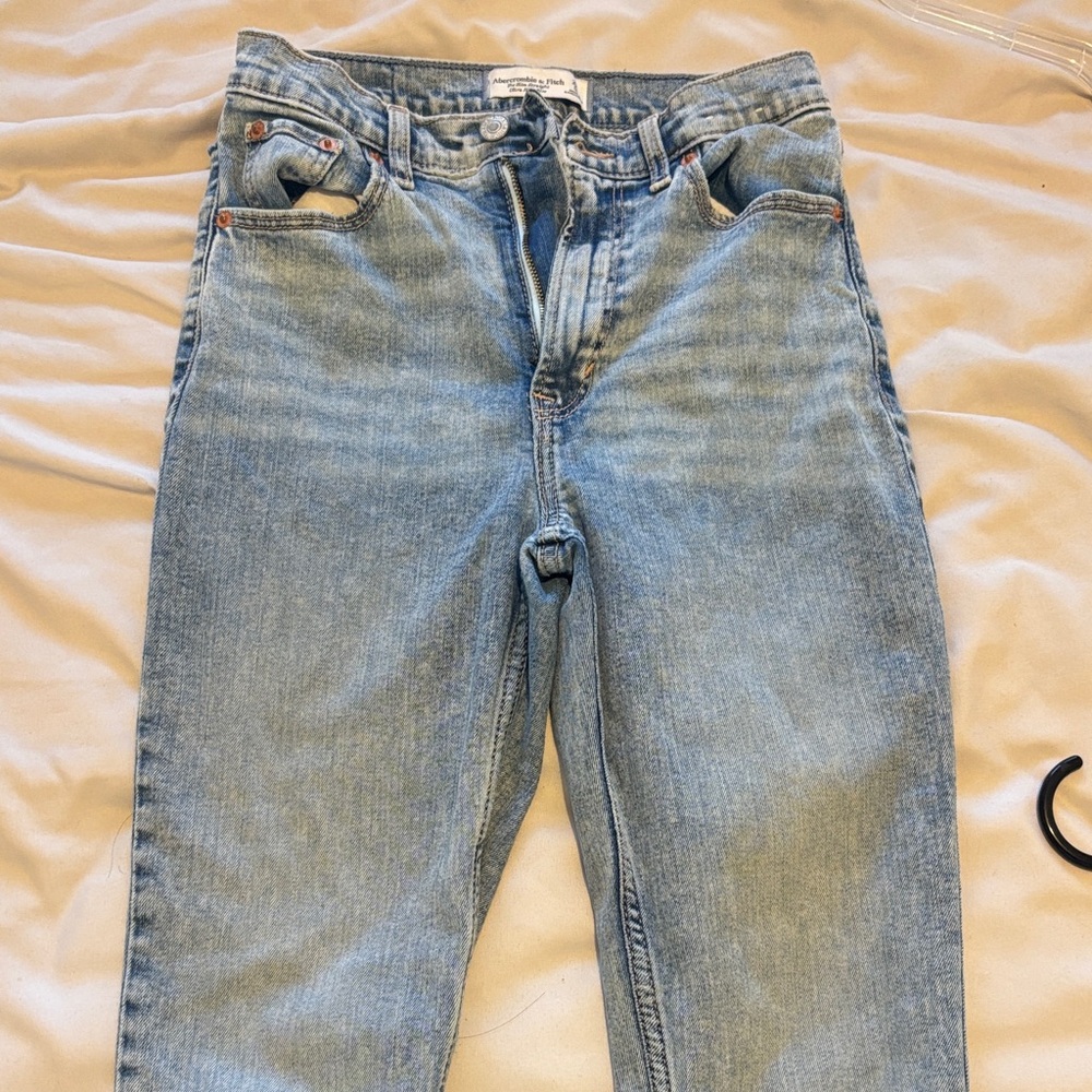 Abercrombie & Fitch Light Wash Women’s Relaxed Jeans